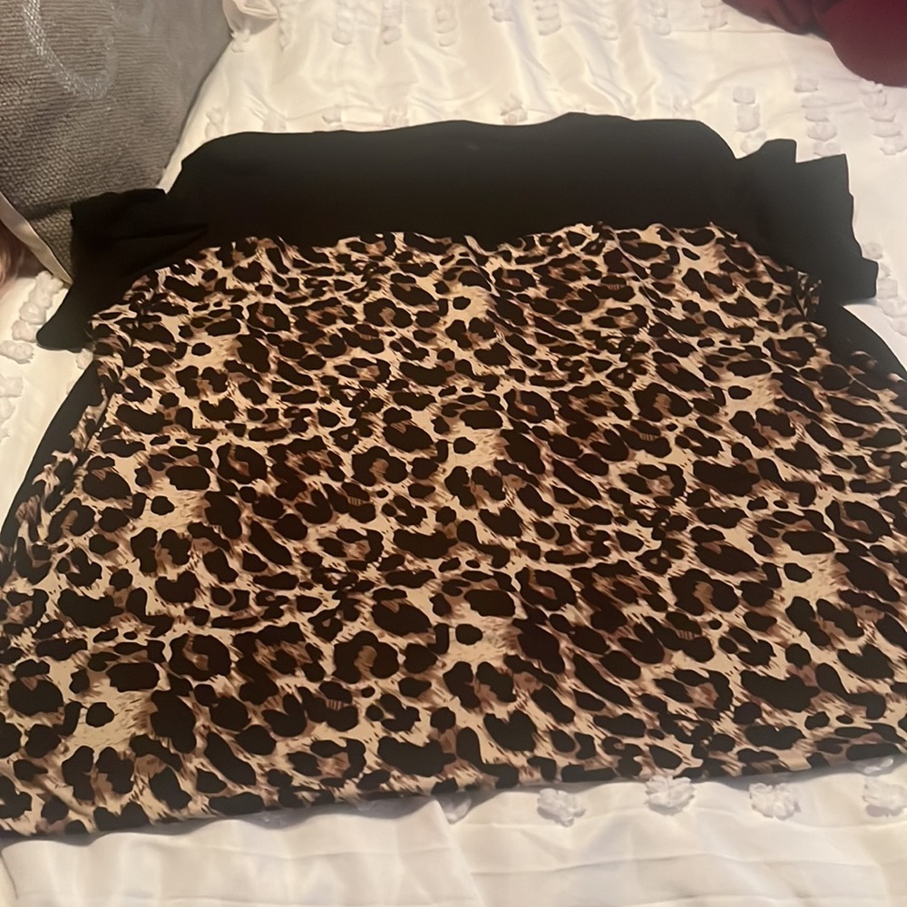 EMERY ROSE Pocket Patched  Leopard Tee - Picture 7 of 7